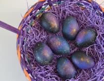 Незвичайні великодні яйця розфарбовані в стилі галактики.